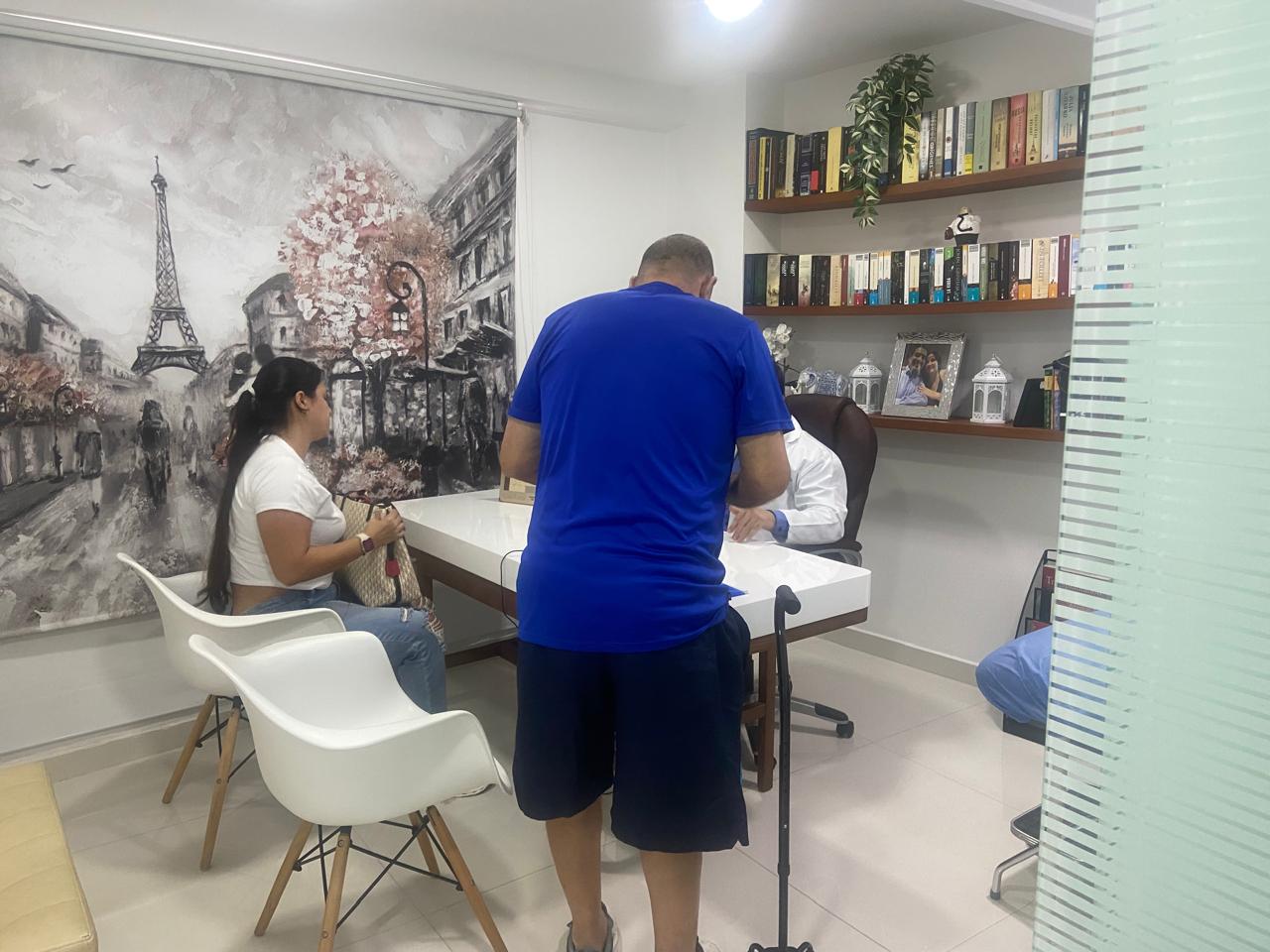 Dr. Norman Alhajj conversando con pacientes en el consultorio NISAS